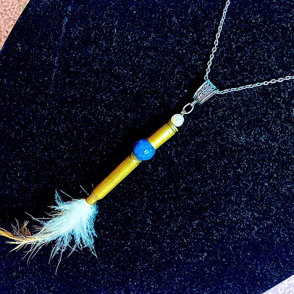 Ladies Artisan unique design pendant and chain. Genuine pearl, stone & feather. - Picture 1 of 5